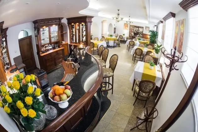 Hotel Pod Złotą Różą - Yerinde Yemek