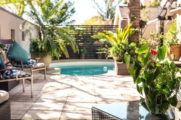 Point B Guest House - Havuz