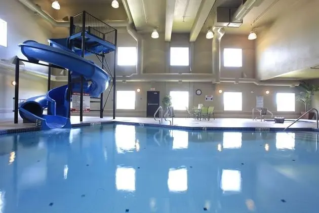 Pomeroy Inn and Suites Chetwynd - Havuz