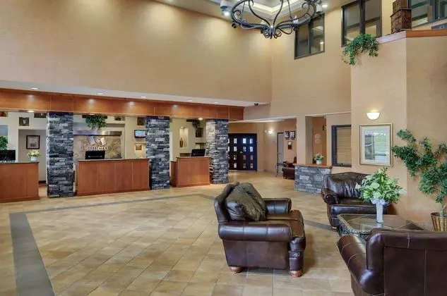 Pomeroy Inn and Suites Chetwynd - Lobi