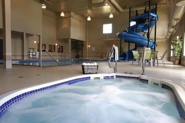 Pomeroy Inn & Suites Hotel Dawson Creek - Havuz