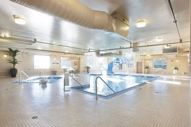 Pomeroy Inn & Suites at Olds - Havuz