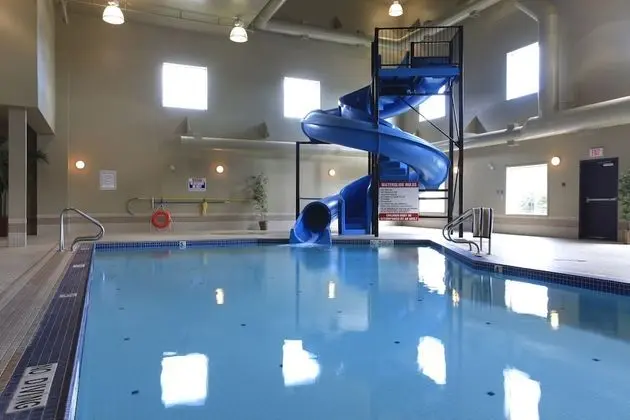 Pomeroy Inn And Suites Vermilion - Havuz