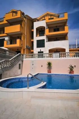 Pontus Luxury Apartments - Havuz