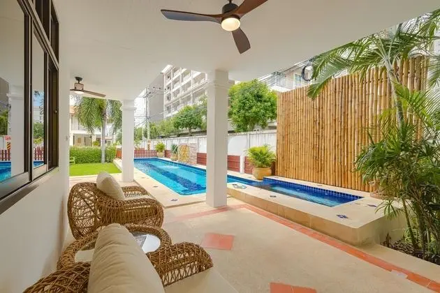 Pool villa  4 BR walking to Beach HV