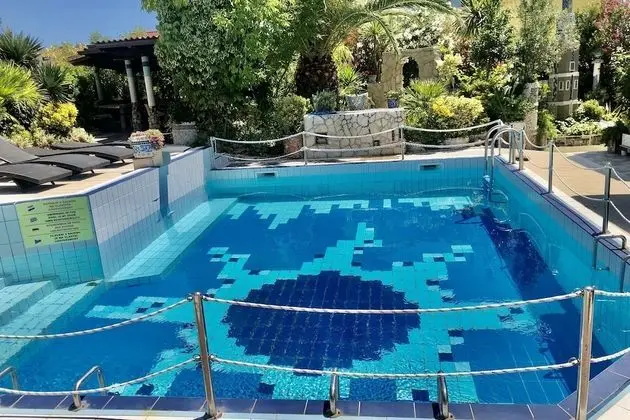 Pool Apartment Mes 4