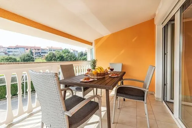 Pool Apartment Suzi 9