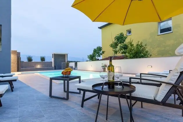 Pool Apartments Lucky Luke