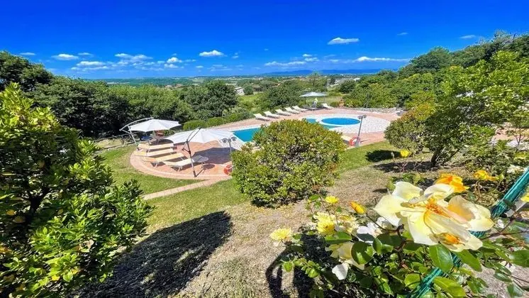 Pool and Jacuzzi - Charming Villa in Umbria - Dış Mekan
