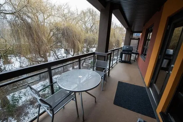 Pool Level 2 Bed, 1 Bath - Unit 371