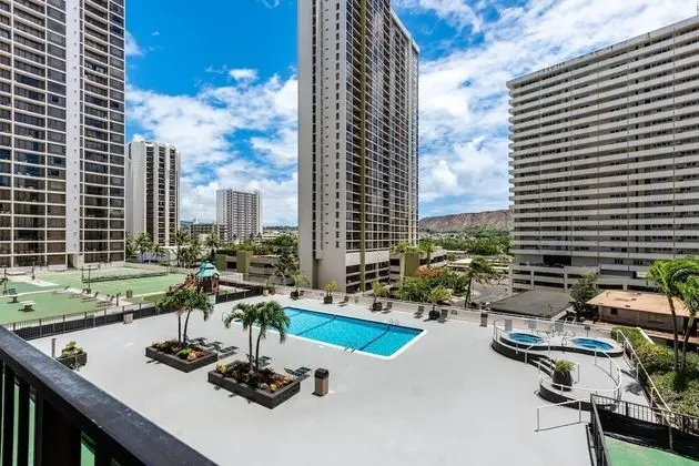 Pool View Condos at The Waikiki Banyan - Havuz