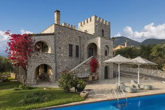 Poolside Castle, Panoramic Seaview Retreat - Dış Mekan