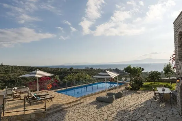Poolside Castle, Panoramic Seaview Retreat - Havuz