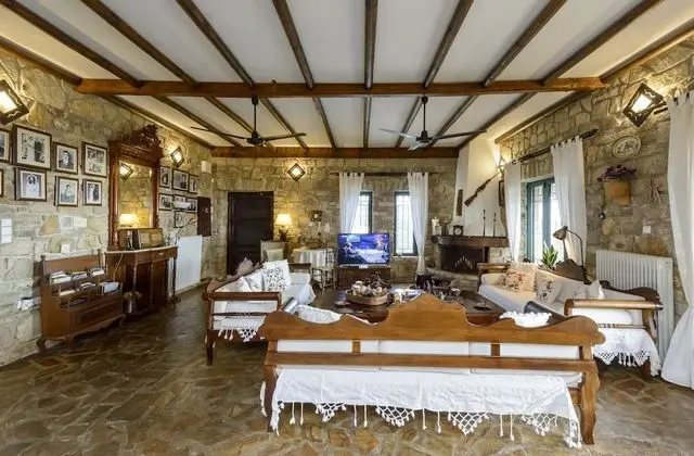 Poolside Castle, Panoramic Seaview Retreat - Lobi
