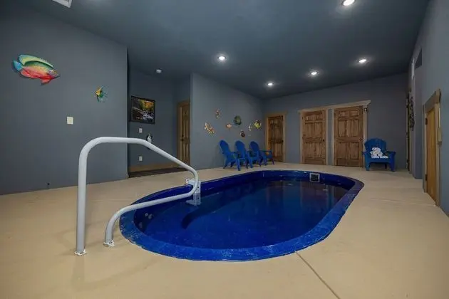 Poolside Paradise - Öne Çıkan Resim