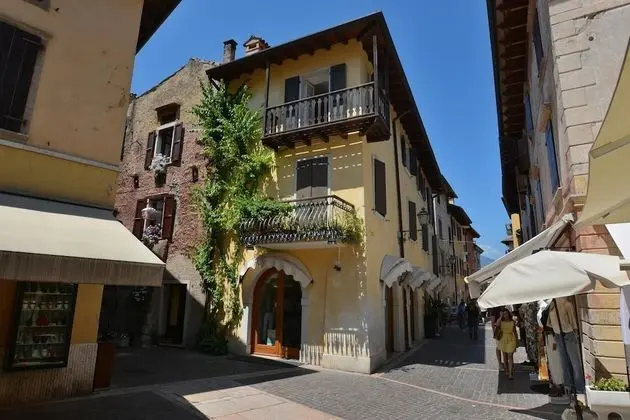 Pop Art Apartment - Sleeps 6 in Torri del Benaco Downtown