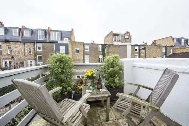 Popular and Charismatic Apartment a Short Walk to The Thames
