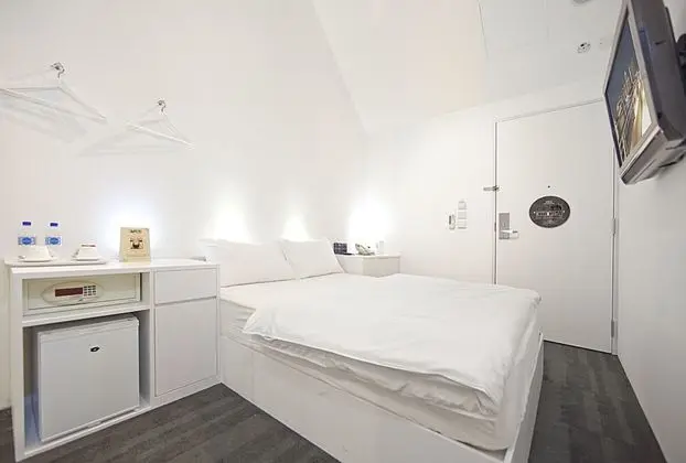 Porcelain Hotel (SG Clean) - Oda