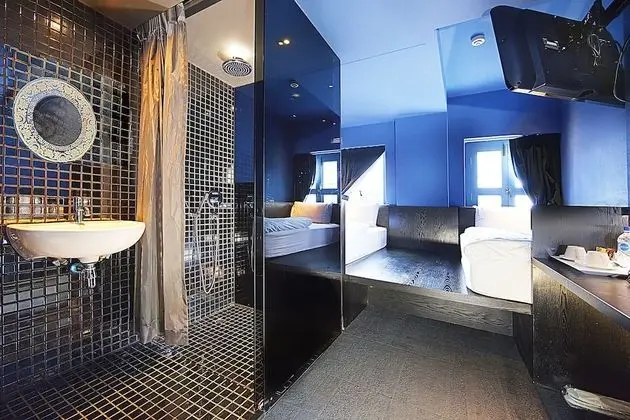 Porcelain Hotel (SG Clean) - Öne Çıkan Resim