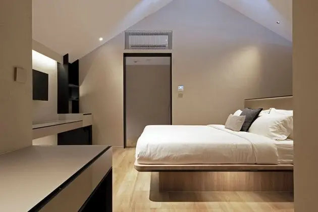 Porcelain Hotel (SG Clean) - Öne Çıkan Resim