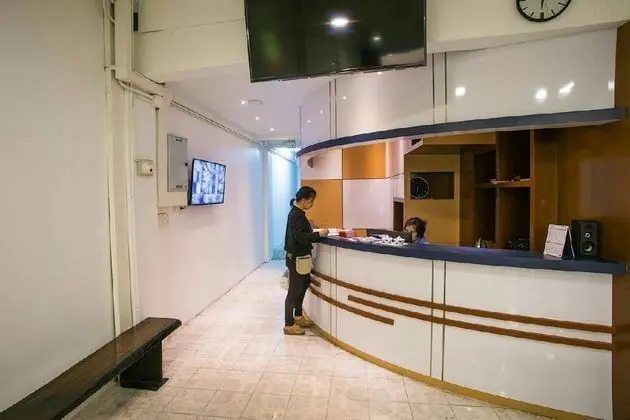 The Port Hostel By Suwatchai - Lobi