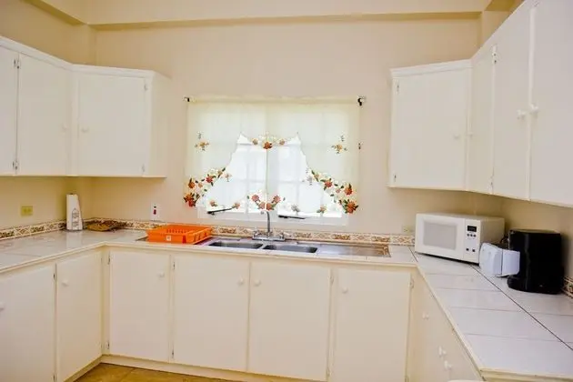 Port of Spain Breezy Guest Apartment - Mutfak