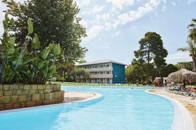 PortAventura Hotel Roulette - Includes unlimited access to PortAventura Park & 1 day access to Ferrari Land - Havuz