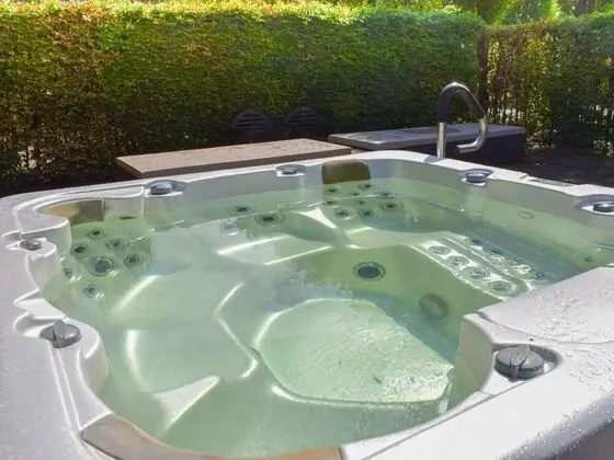 Posh Holiday Home in Alphen with Hot Tub - Dış Mekan