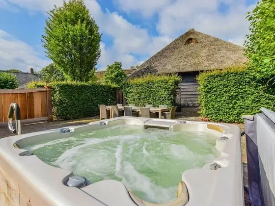 Posh Holiday Home in Alphen with Hot Tub - Havuz