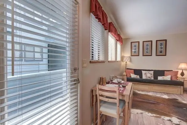 Powder Village Condo 8-B by Village Properties at Sunriver - İç Mekan