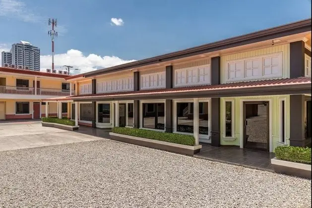 Prado Inn & Suites - Dış Mekan
