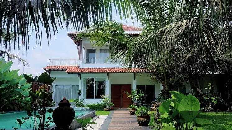 Villa Prambanan Jogja with Private Swimming Pool by Simply Homy - Dış Mekan