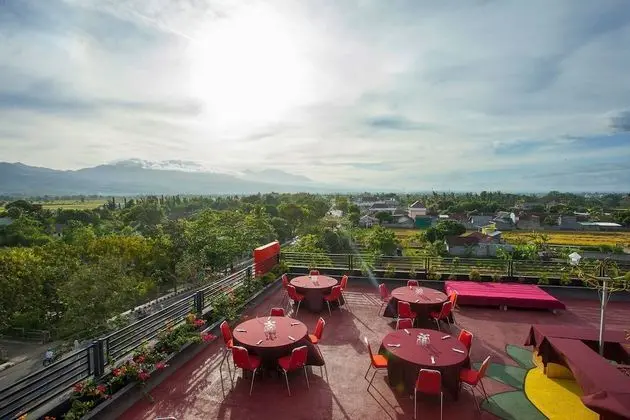 Pratama Hotel and Convention