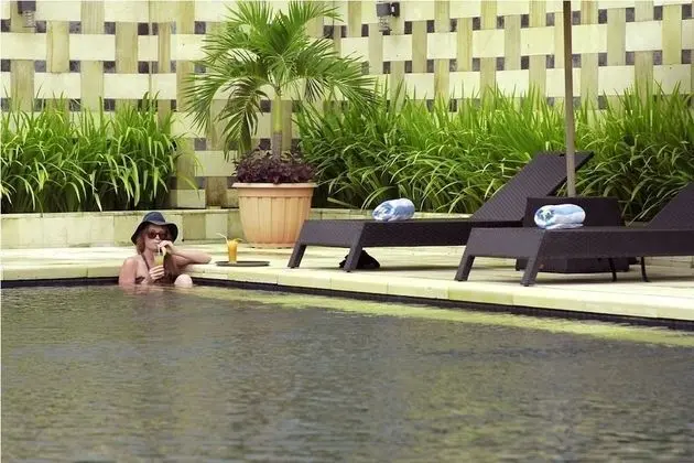 Premier Basko Hotel Padang - Havuz