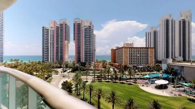 Premium 1 Bedroom +den Ocean View Or925