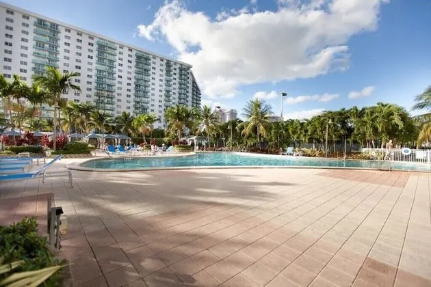 Premium 2 Bedroom + Den Apartment Or201 - Havuz