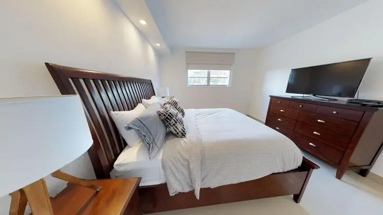 Premium 2 Bedroom + Den Apartment Or201 - Oda