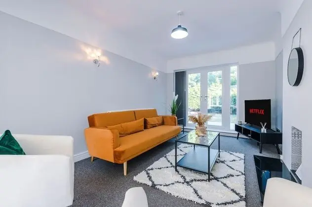 Premium 3 bed Detached House - off Road Parking - Bromborough - Öne Çıkan Resim