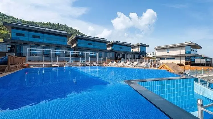Present Poolvilla