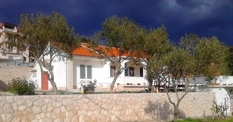 Pretty Apartment With Terrace, Island Rab