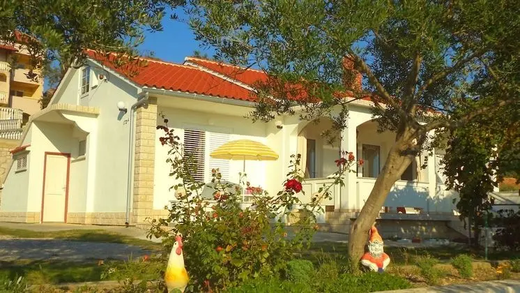 Pretty Apartment With Terrace, Island Rab - Dış Mekan