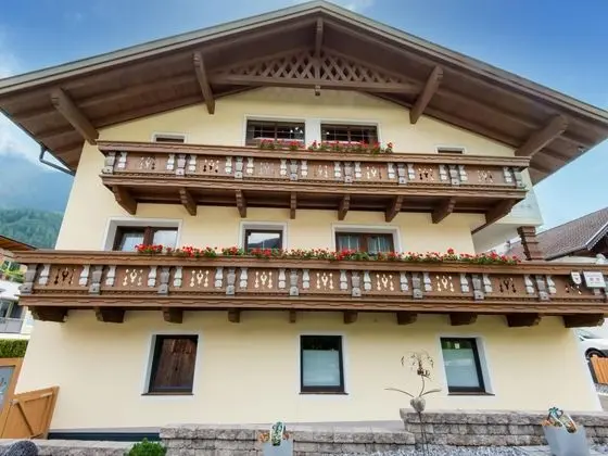 Pretty Apartment in Umhausen With a View From the Balcony - Dış Mekan