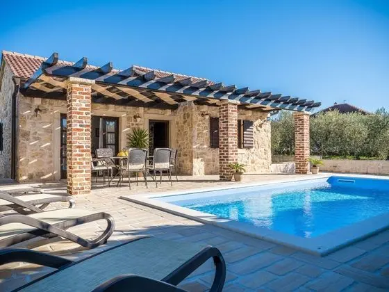 Pretty Holiday Home in Sukosan With Fenced Garden - Havuz