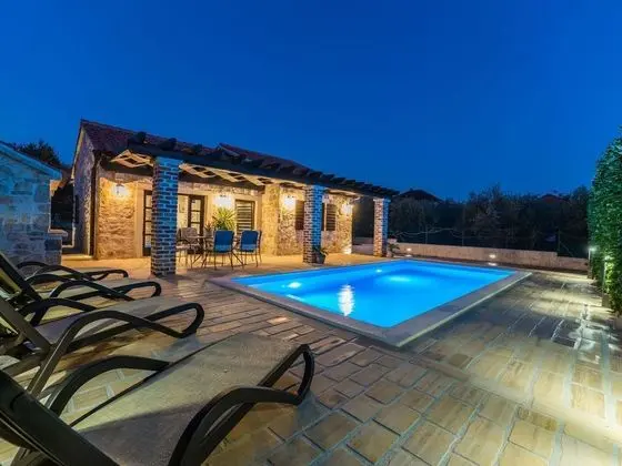 Pretty Holiday Home in Sukosan With Fenced Garden - Öne Çıkan Resim