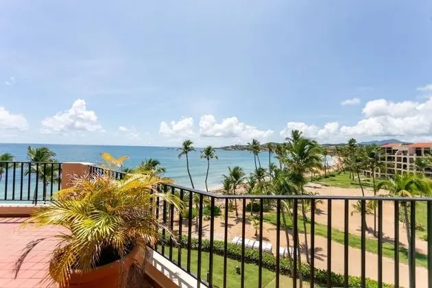 Prime 2 Bedroom Beachfront Penthouse w Sofa Bed and Open Terrace Cb250
