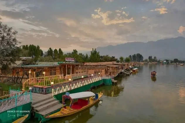 Prince of Kashmir Luxury Houseboat - Dış Mekan