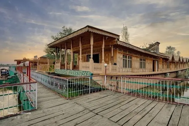 Prince of Kashmir Luxury Houseboat - Lobi