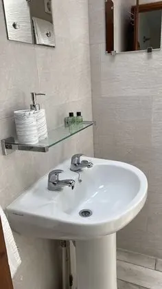 Priory Tearooms Burford With Rooms - Banyo Tipleri
