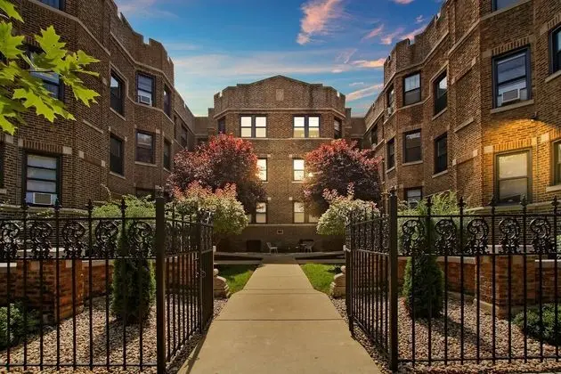 Private 1BR Apt near Shops in Lakeview