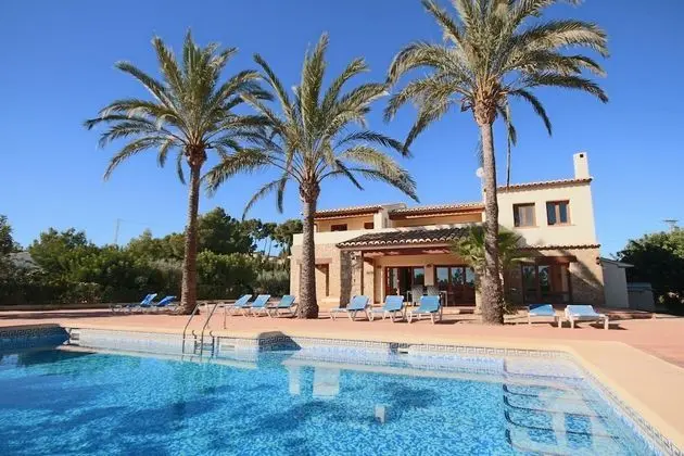 Private 4-bedroom Villa w/ Pool, Summer Kitchen & Expansive Living Space